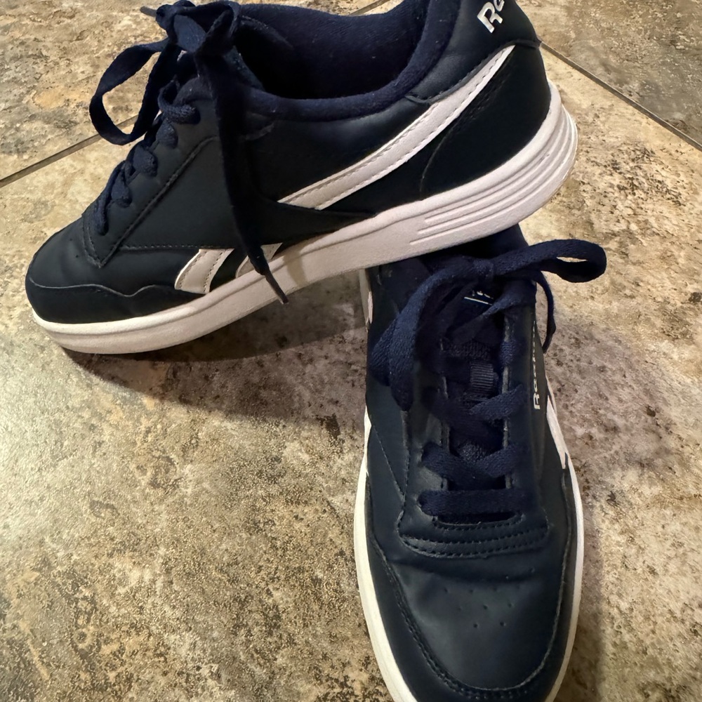 Reebok Boys size 4 throwback, Court Advance, Navy and White Classic Shoes